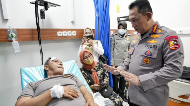 Kapolri Jenderal Listyo Sigit Prabowo jenguk korban bom Astana Anyar.