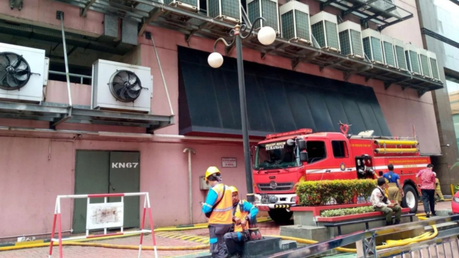 Pemadam kebakaran di Gedung Sentra Mulia Kemenkumham.