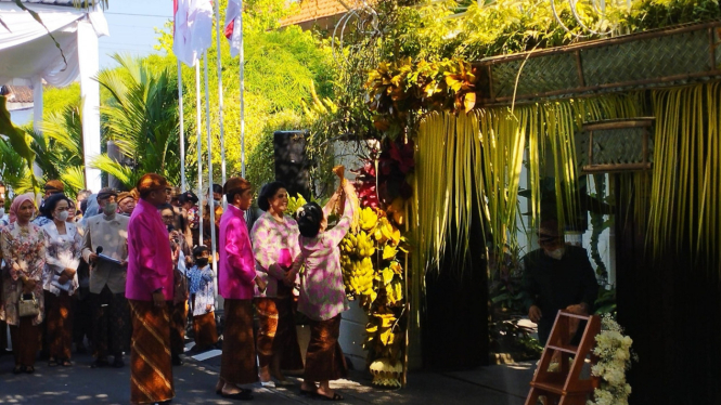 Awali Ritual Siraman, Jokowi-Iriana Pasang Bleketepe dan Tuwuhan