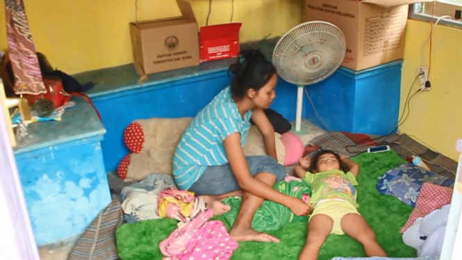 Rumah Rusak Terdampak Longsor, Satu Keluarga Tidur di Pos Kamling