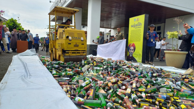 Ribuan Botol Miras Hasil Razia Dimusnahkan