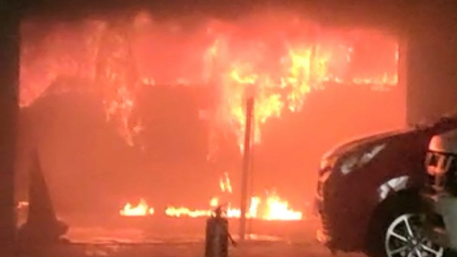 Kebakaran Dahsyat Menimpa Mobil di Parkiran Universitas PGRI