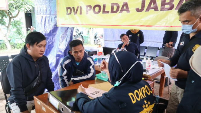 Warga di posko DVI Polda Jabar untuk identifikasi korban gempa Cianjur