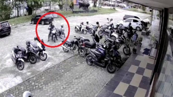 Pencuri Nekat Gasak Motor Milik Pengunjung Hotel di Siang Bolong