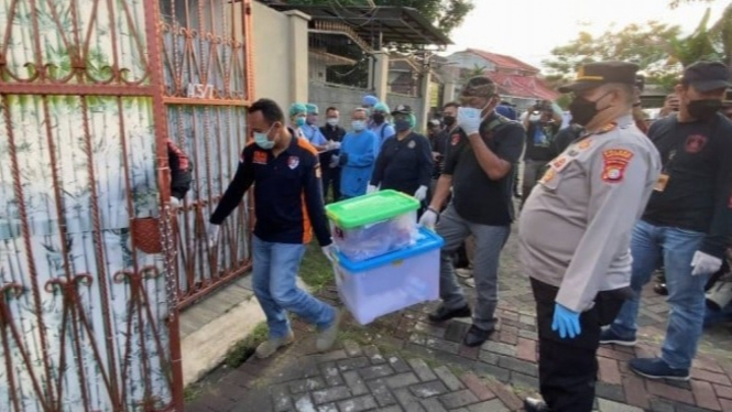 Polisi lakukan olah TKP di rumah sekeluarga tewas Kalideres.