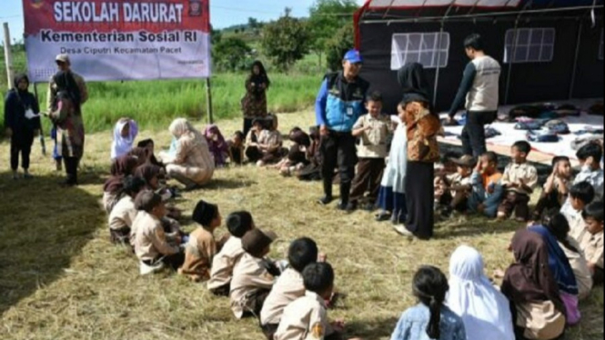 Sekolah Darurat untuk Korban Gempa Cianjur