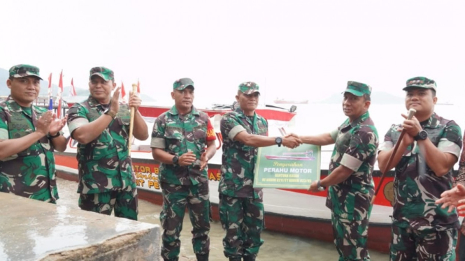 Penyerahan bantuan secara simbolis perahu motor TNI AD.