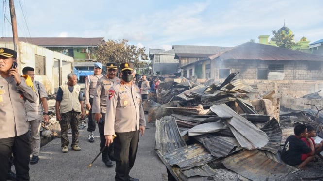 Kapolda Maluku, Irjen Pol Lotharia Latif di lokasi kebakaran.