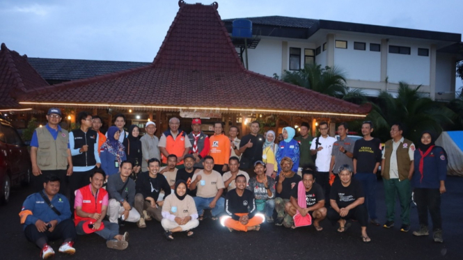 BNPB bersama para relawan di Cianjur, Jawa Barat.