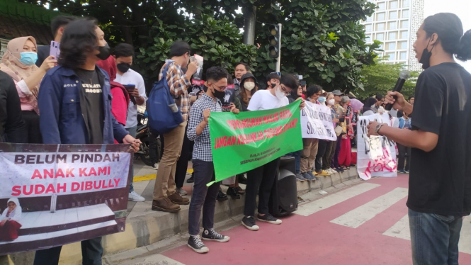 Mahasiswa dan ortu murid SDN Pondok Cina 1 unjuk rasa tolak relokasi.