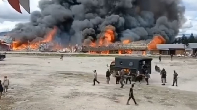 Video Detik-detik Kebakaran Dahsyat Menimpa 50 Kios Pasar Waghete