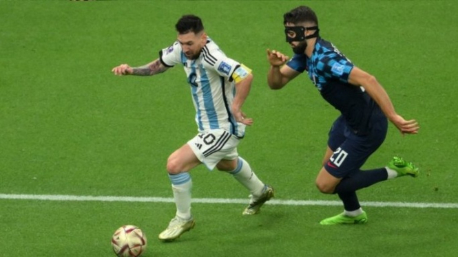 Lionel Messi berduel melawan Josko Gvardiol