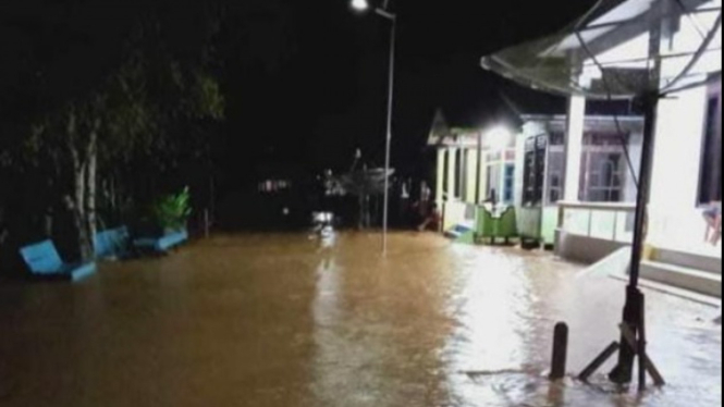 Banjir di Kabupaten Melawi, Kalimantan Barat.