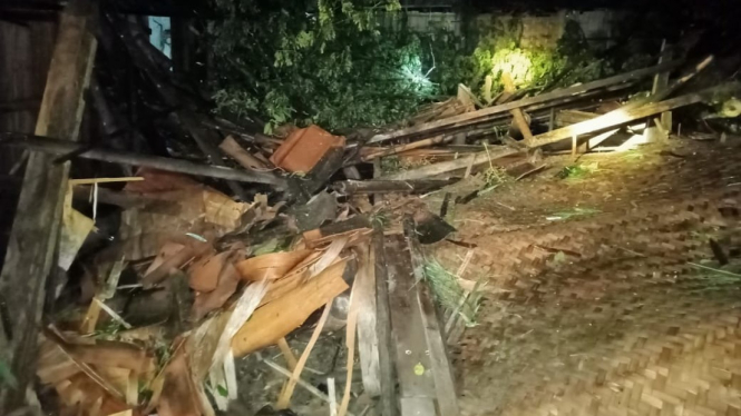 Rumah rusak berat akibat angin kencang di Grobogan, Jawa Tengah.