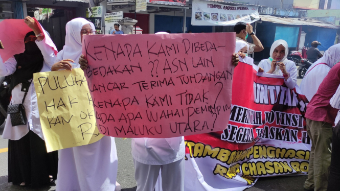 Ratusan Nakes RSCB Mengepung Kediaman Gubernur Maluku Utara