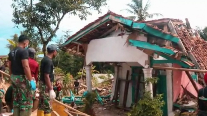 TNI AD bantu bersihkan puing akibat gempa Cianjur, Jawa Barat.