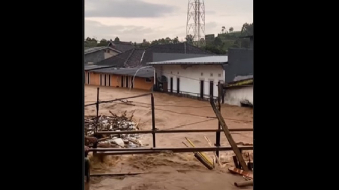 Video Penampakan Banjir Dahsyat Luapan Sungai Sukanagara, Cianjur