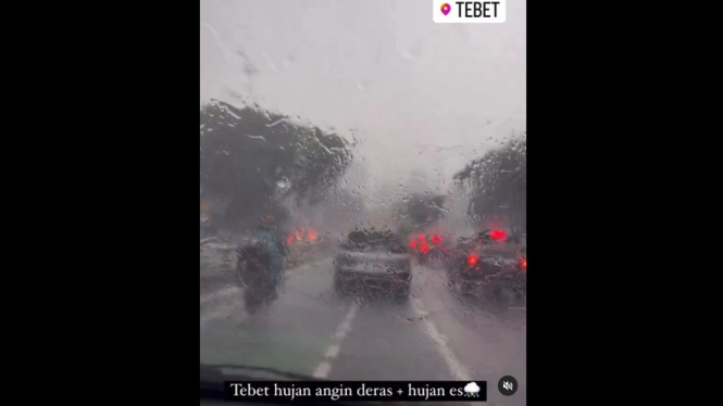 Video Hujan Deras dan Hujan Es Terjadi di Tebe,t Jakarta Selatan