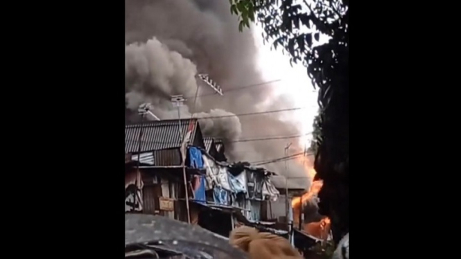 Kebakaran Hebat Melumat Deretan Rumah Semi Permanen di Manggarai