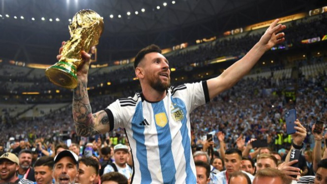 Lionel Messi angkat Piala Dunia 2022