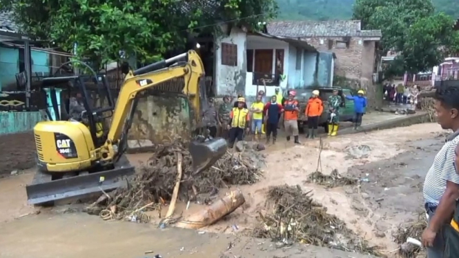 Ekskavator Dikerahkan untuk Menyingkirkan Material Banjir Bandang