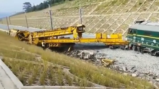 Kereta kerja di Proyek Kereta Cepat Jakarta-Bandung (KCJB) anjlok.