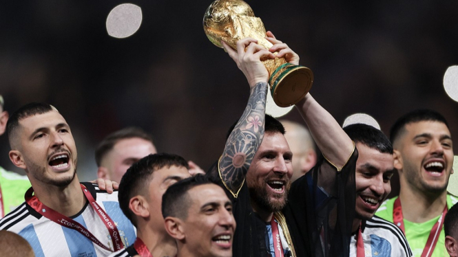 Lionel Messi memakai bisht di perayaan kemenangan Piala Dunia 2022
