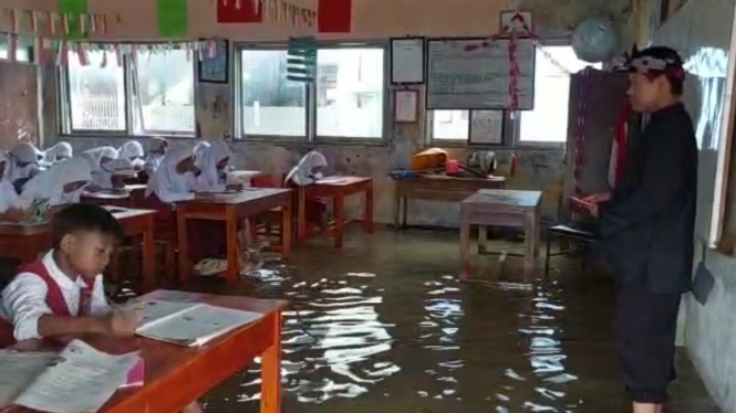 Miris! Siswa SD Belajar di Genangan Air Kotor Akibat Terendam Banjir