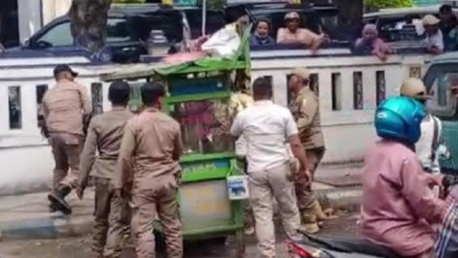 Penertiban Pedagang Kali Lima oleh Satpol PP Berlangsung Ricuh