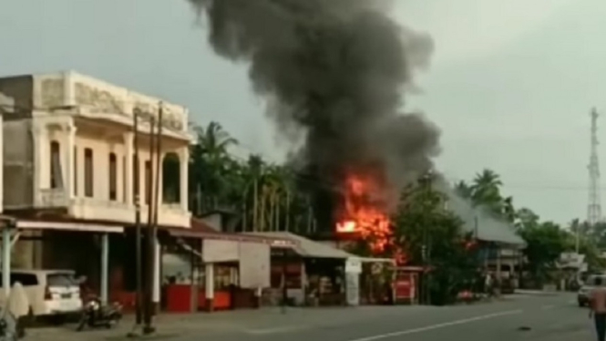 Detik-detik Sebuah Toko Pangkalan Elpiji di Aceh Barat Musnah Terbakar