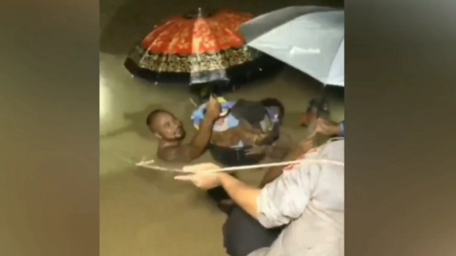 Dramatis, Evakuasi Ibu dan Bayi di Tengah Banjir