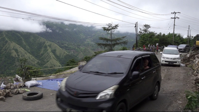 Jalan Poros Enrekang-Toraja Amblas, Picu Kemacetan hingga 3 Kilometer