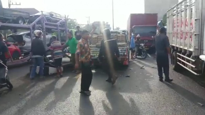 Diduga Rem Blong, Truk Gandeng Tabrak 5 Kendaraan di Lampu Merah