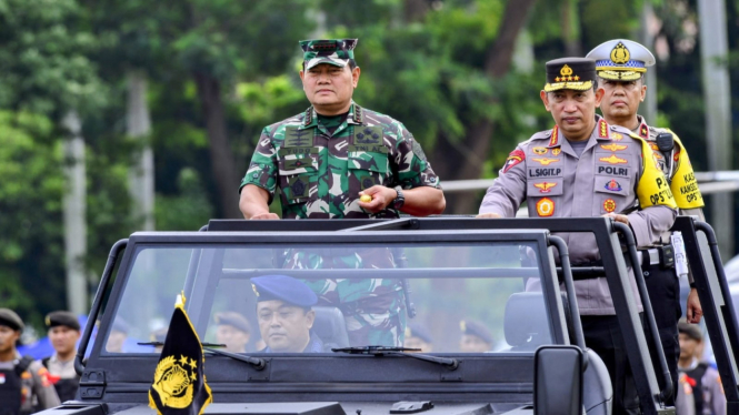 Panglima TNI Laksamana Yudo Margono (kiri).