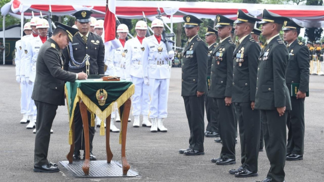 Kasad Jenderal TNI Dudung Abdurachman melantik Perwira Muda.