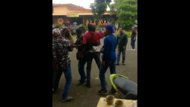 Video Bentrok Debt Collector Mata Elang vs Ormas di Grand Wisata