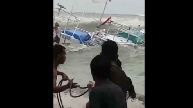 Video Penampakan Cuaca Ektrim Hantam Pantai di Majene, Warga Panik