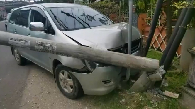 Diduga Sopir Mengantuk, Minibus Tabrak Tiang Listrik