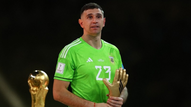 Emiliano Martinez bersama trofi Golden Glove Piala Dunia 2022