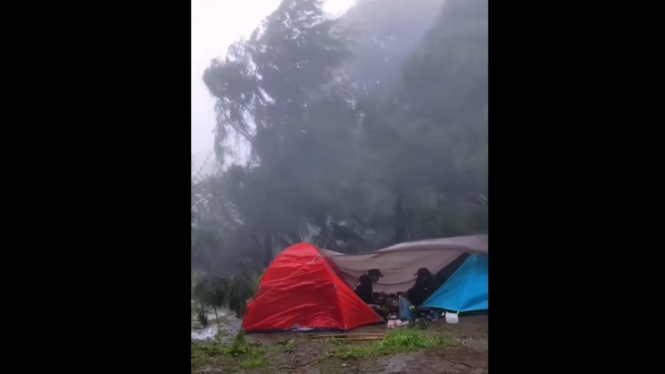 Hujan dan Angin Kecang Landa Dieng, Penghuni Tenda Santai Sarapan