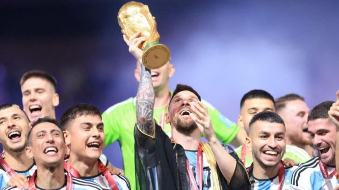 Lionel Messi angkat trofi Piala Dunia 2022