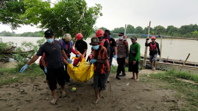 Misteri Jasad Pria Bertato yang Tersangkut di Tepi Sungai