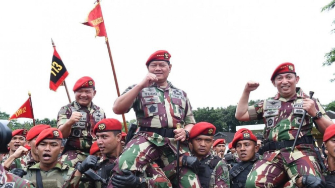 Kasad sematkan Baret Kopassus ke Panglima TNI dan Kapolri.