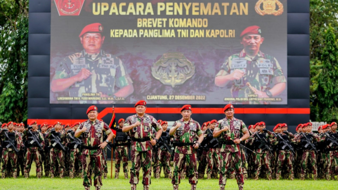 Penyematan Brevet Kopassus ke Panglima TNI dan Kapolri.
