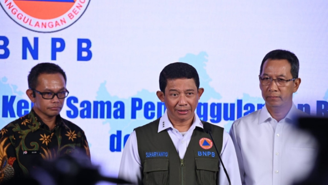 Kepala BNPB Letjen TNI Suharyanto (tengah).