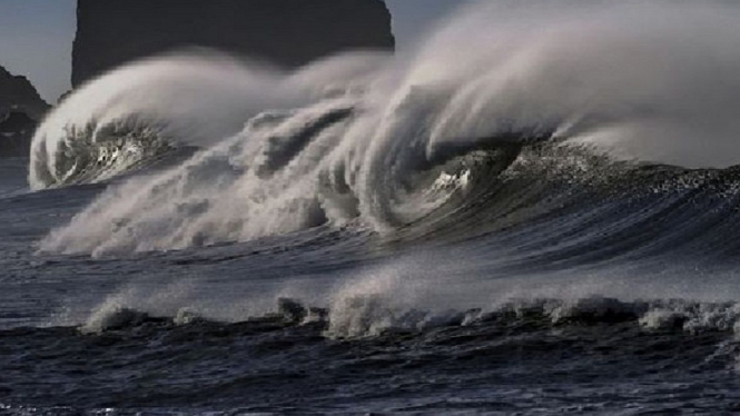 BMKG: Gelombang Sangat Tinggi Berpotensi di Laut Selatan Jabar-DIY