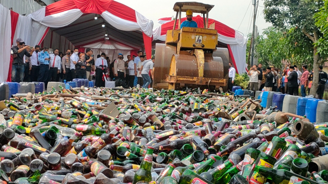 Belasan Ribu Botol Miras dan Jutaan Butir Petasan Dimusnahkan