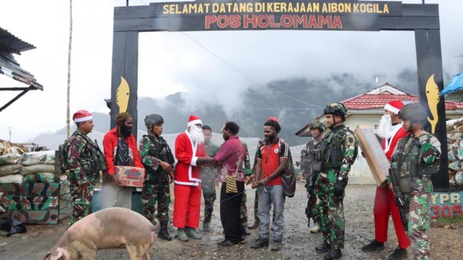 TNI AD bagikan hadiah natal untuk warga Intan Jaya, Papua.