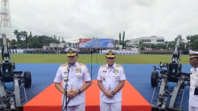 Panglima TNI Laksamana Yudo Margono (kiri) dan KSAL.