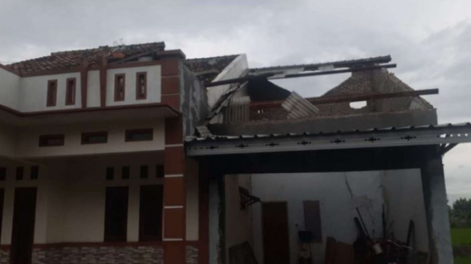 Rumah rusak akibat angin kencang di Serang, Banten.